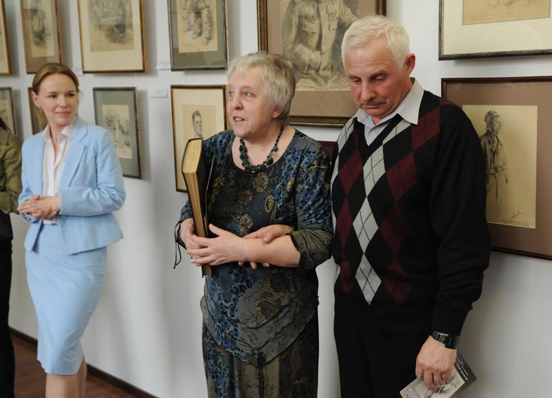 Union Gallery-Art
Opening of the exhibition of works A.N.Yar-Kravchenko
May 6, 2009, Perm
Daughter accepts congratulations from the artist S. Mikulic.