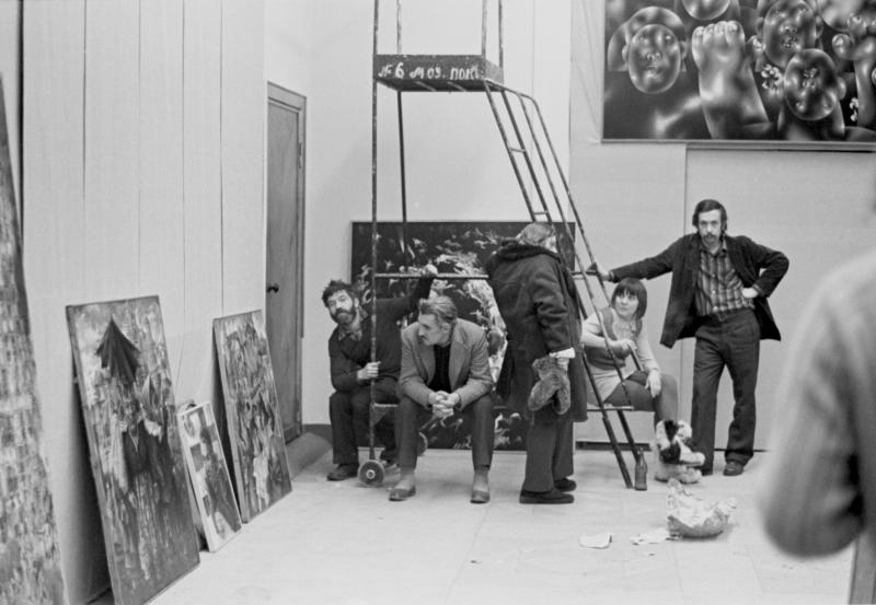 Развеска выставки в павильоне  "Пчеловодство", 1975