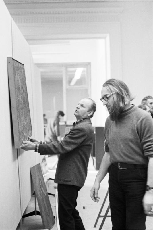 А.Харитонов, Л.Талочкин, Развеска выставки в павильоне "Пчеловодство", 1975
