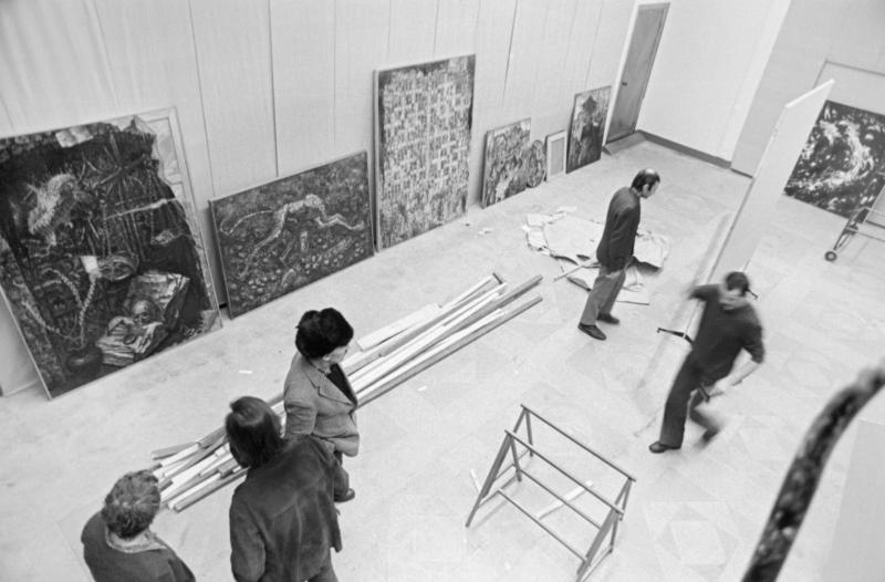 Развеска выставки в павильоне  "Пчеловодство", 1975