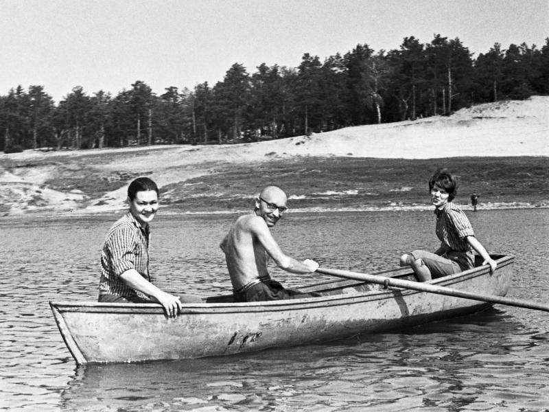 Валентина Кропивницкая, Оскар Рабин и Катя, Прилуки на Оке, 1968