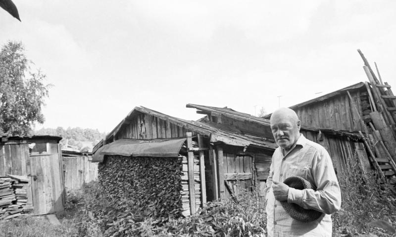 Евгений Леонидович Кропивницкий около дома, поселок Долгопрудный, 1968
