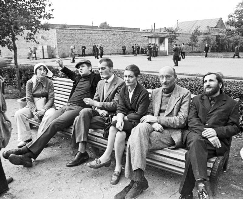 M. Telepneva (wife Odnoralova), I. Kiblitsky, Alexander Rabin, Valentine Kropivnitskaya, Oscar and M. Odnoralov, Yard DK 