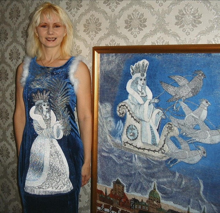 Я стою рядом с картиной "Снежная королева"="The Snow Queen". размер 70x100см. Платье вышито на ту же тему.
